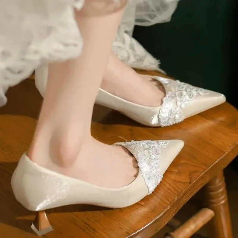Французские свадебные туфли Не уставшие ноги Туфли на шпильке Туфли с острым носком Одинарные туфли на среднем каблуке Французские свадебные туфли Не уставшие ноги Туфли на шпильке Туфли с острым носком Одинарные туфли на среднем каблуке