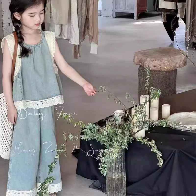 

Корейская детская одежда из двух предметов без рукавов, летний комплект для девочек 2025 года, модный джинсовый жилет с кружевными краями, топ и широкие брюки