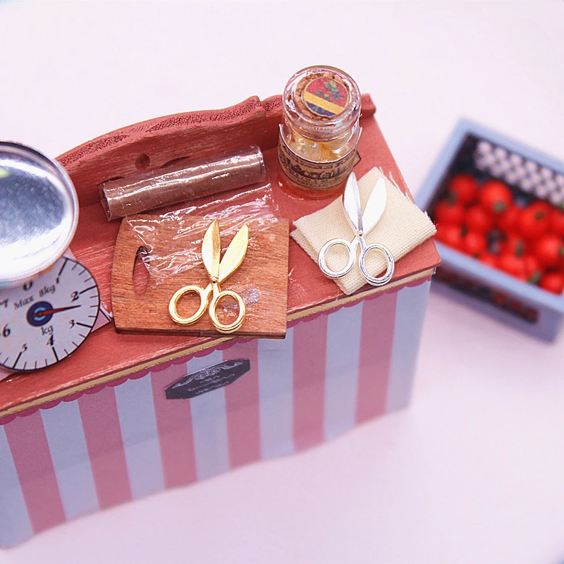 Mini ciseaux métalliques argent/or pour maison de poupée 1:12, 2 pièces, accessoires de meubles pour décoration de maison de poupée, jouets de jeu pour enfants