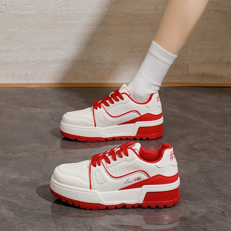 شانغ شي حذاء أبيض صغير سوليد سميك للنساء 2025 ربيع وصيف جديد عالي الجمال متعدد الاستخدامات الارتفاع زيادة أحذية المجلس