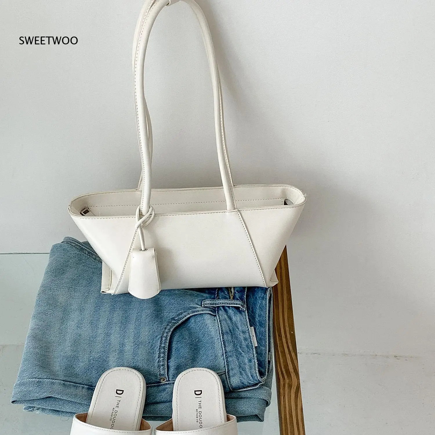 Minimalist Shoulder Tote Bag Trapezoidal Straps Delicate Hanging Tag Accessory Lightweight for Dates and Various Daily Scenes
