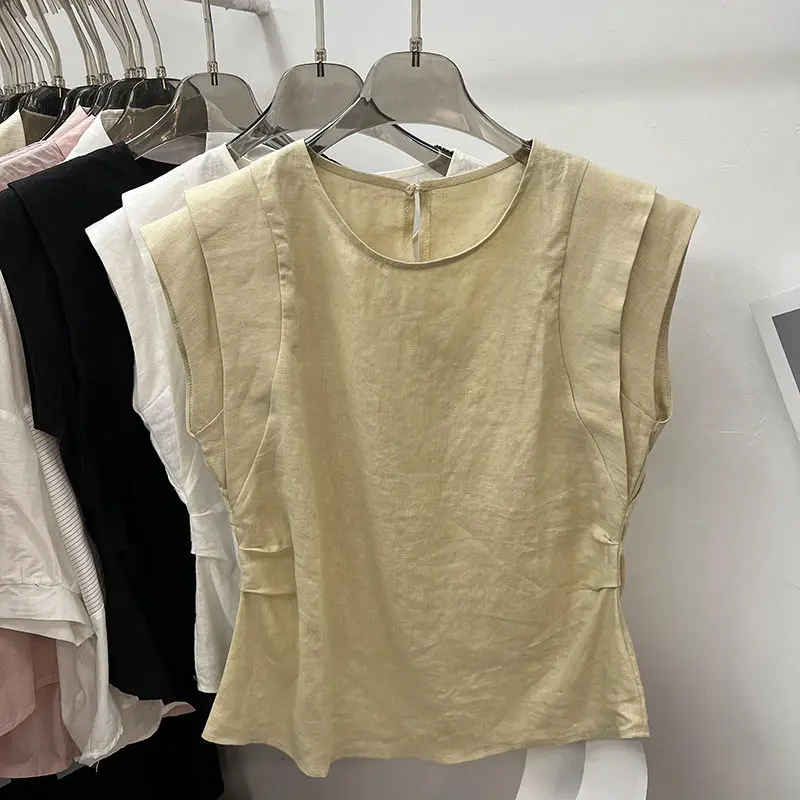 Csa fena casual soltinha sem mangas, estilo coreano, design moderno, top curto da moda com mangas voadoras.