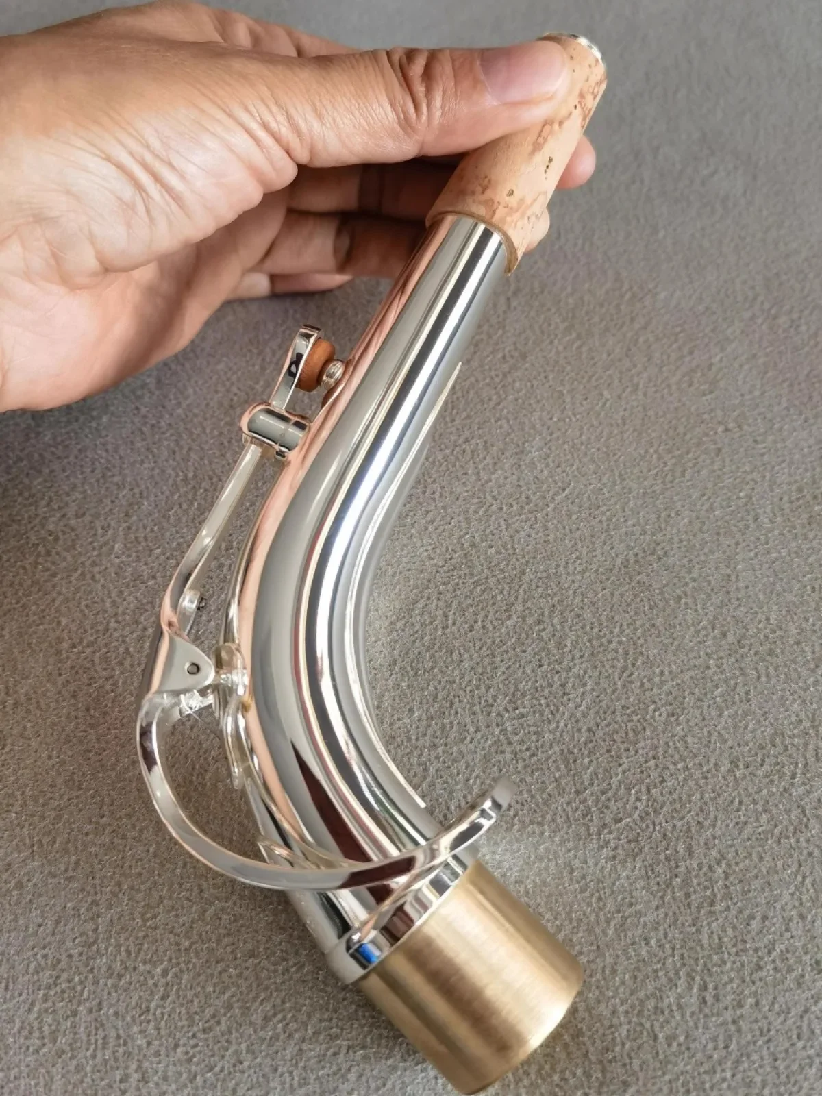 Silver plated alto saxophone curved neck, mid-range E-down, mid-range alto saxophone curved neck, good sound quality