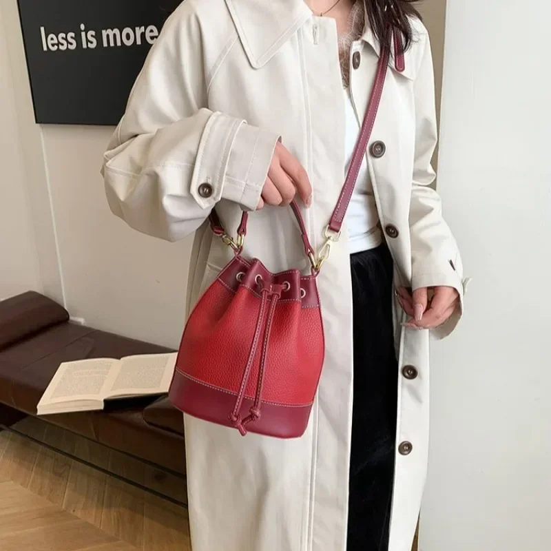 Fashionable Popular Elegant Niche Design Bags for Women 2026 Hot Sale Versatile Crossbody Bags Commuting Hand-held Bucket Bags - view 5