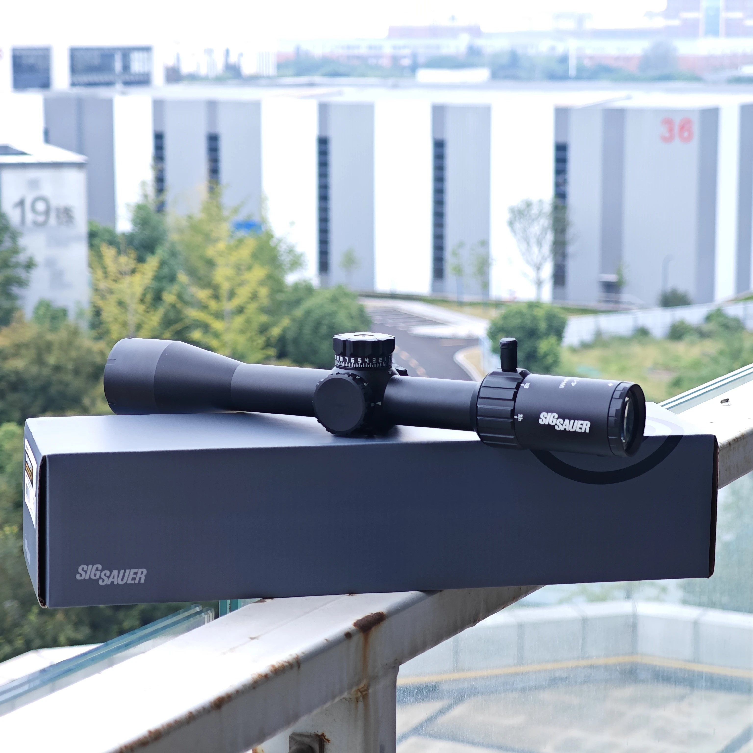 

WHISKEY4 4-16x44mm FFP Riflescope MOA Reticle 30mm Tube Shockproof Zerostop with Flip-Back Caps And Throw Lever Black