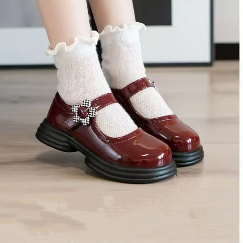 Schwarze Mary-Jane-Schuhe aus Lackleder für Kleinkinder mit Karomuster und Blume, Verstellbarem Riemen, Klobiger Sohle und Rutschfestem Design für Schule, Party und Alltag – Detail 5
