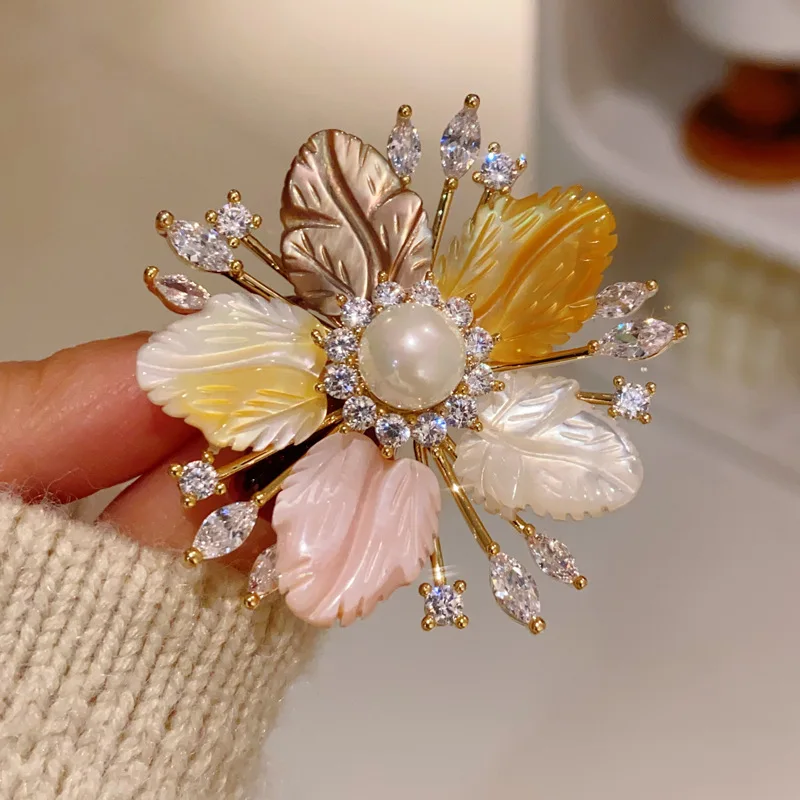 Natural Colored Shell Flower Brooch With Imitation Pearl Vintage Jewelry French Retro Elegant Coat Suit Pin Buckle