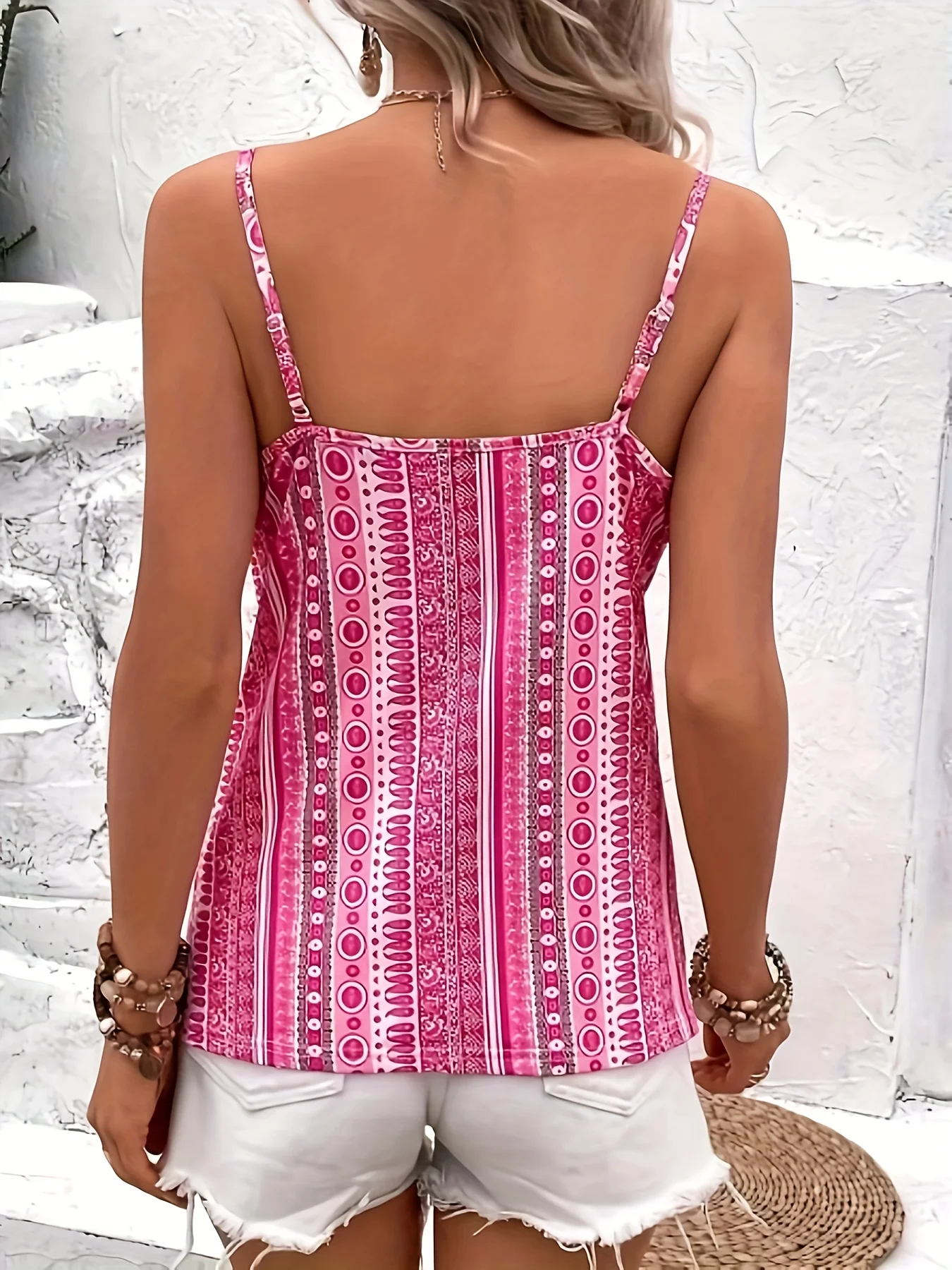 Sexy Damen-Camisole-Top mit V-Ausschnitt, Kettenmuster auf der Vorderseite und gedrehtem Rücken, aus Polyester-Stoff mit Spaghettimuster. – Detail 19