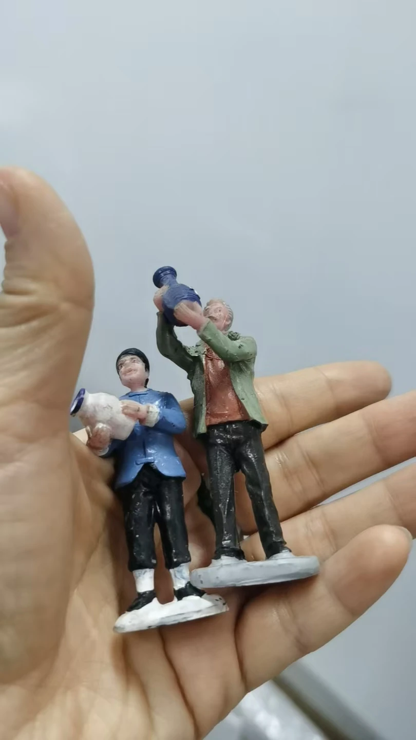 Resin figure mental psychological sand table game box court therapy two  man hold  ceramic  vase 2pc/set