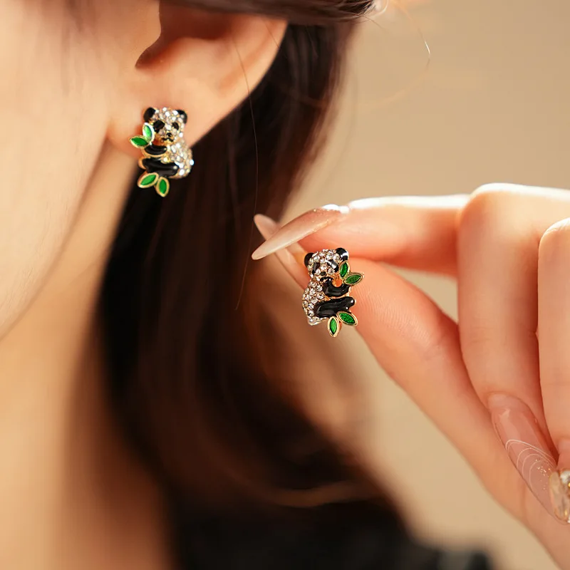 قطرة النفط الباندا قرط الاذن المرصع للنساء حجر الراين لطيف أقراط كوريا موضة حلوة عالية الجودة 2025 مجوهرات هدايا عيد الميلاد