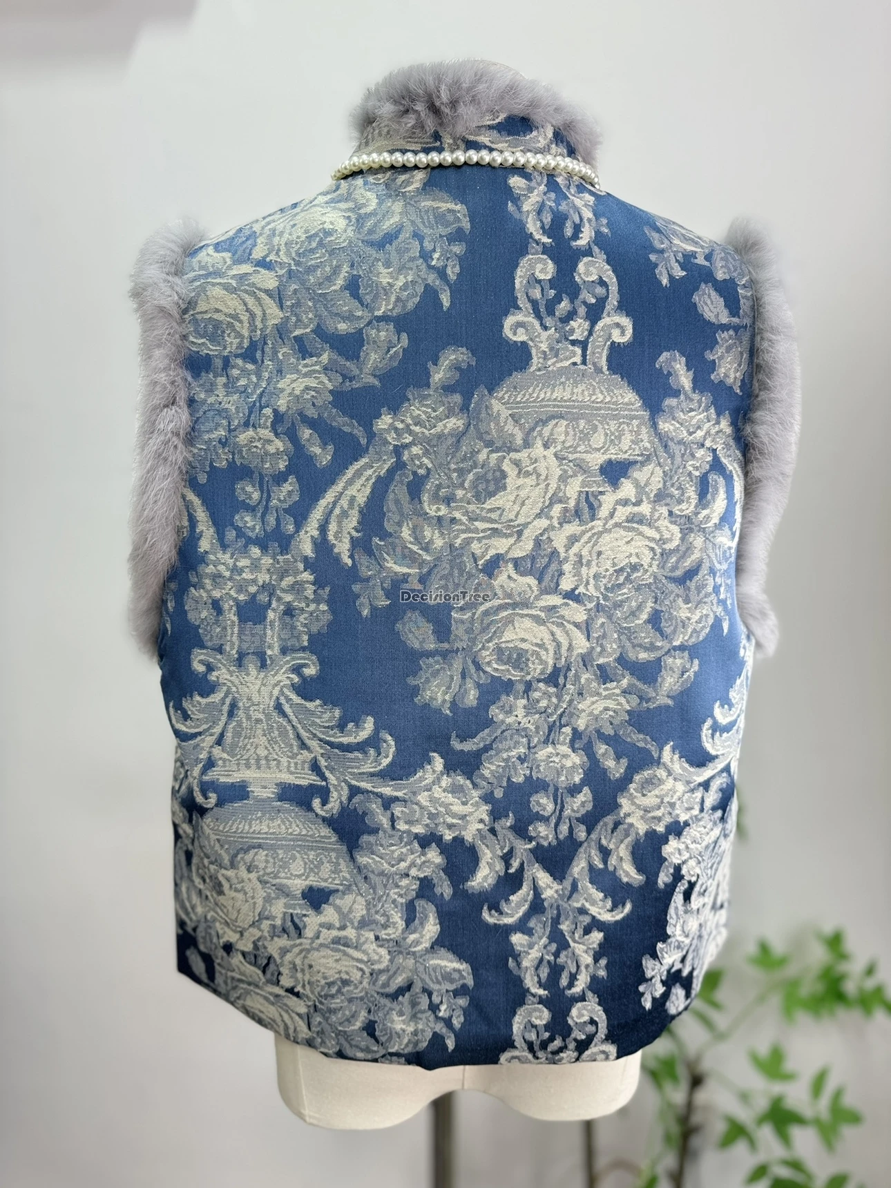 سترة شتوية صينية جديدة لعام 2025 سترة من الفرو الأصلي المحسنة على الطراز القديم للنساء بدون أكمام وياقة واقفة سترة من القطن تشونغسام