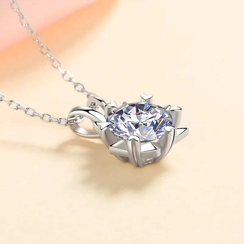 Platinum PT950 six-pronged heart, six-magnet moissanite necklace