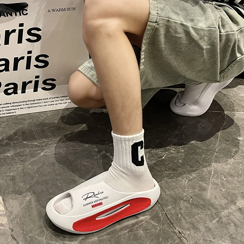 رجل يرتدي النعال بنعال سميكة، يرتدي شباشب مضادة للانزلاق ومضادة للرائحة في الصيف، وشباشب شاطئ كبيرة الحجم