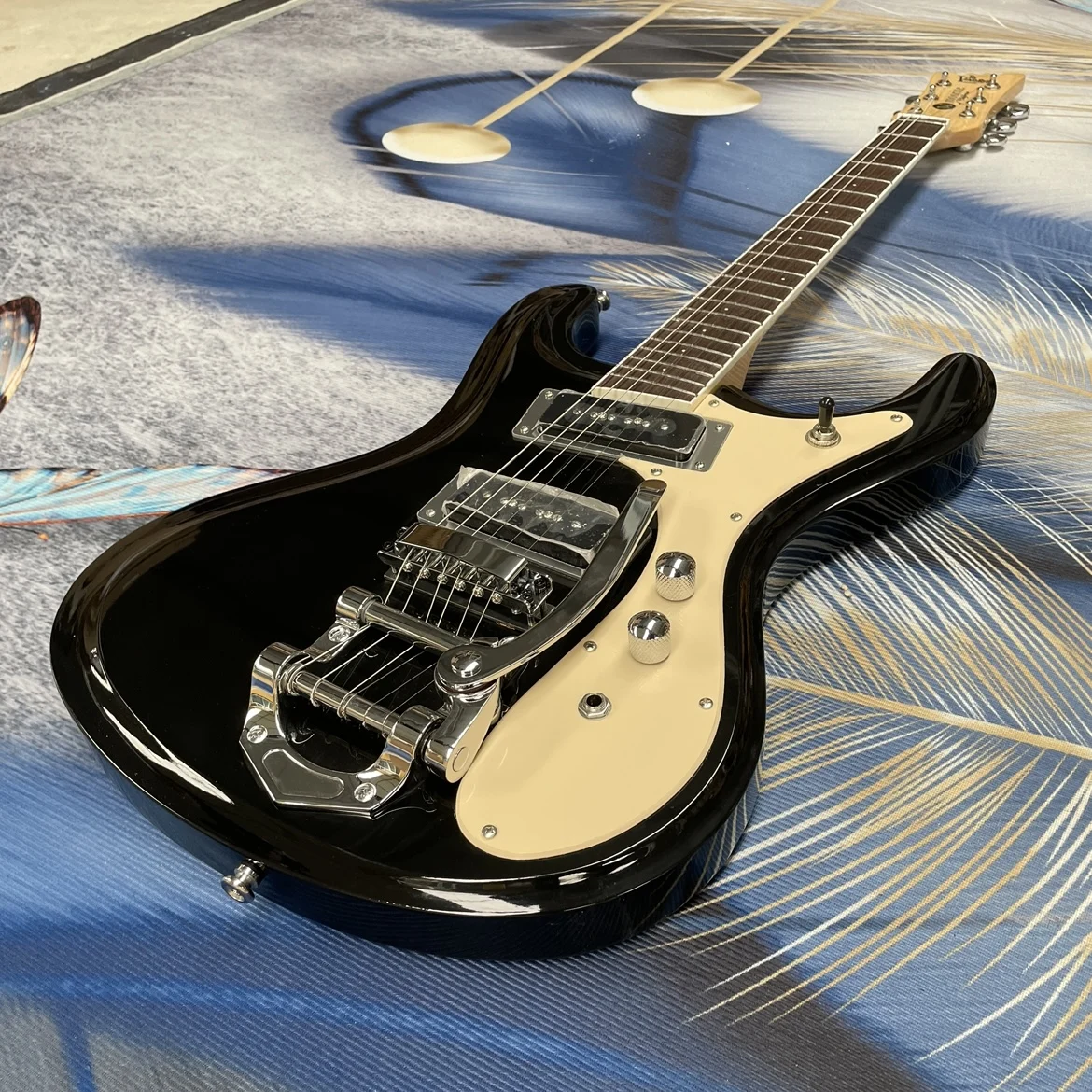 Parlak siyah elektro gitar, vi - Electric Guitar Beginner incelemesi ve fiyatı