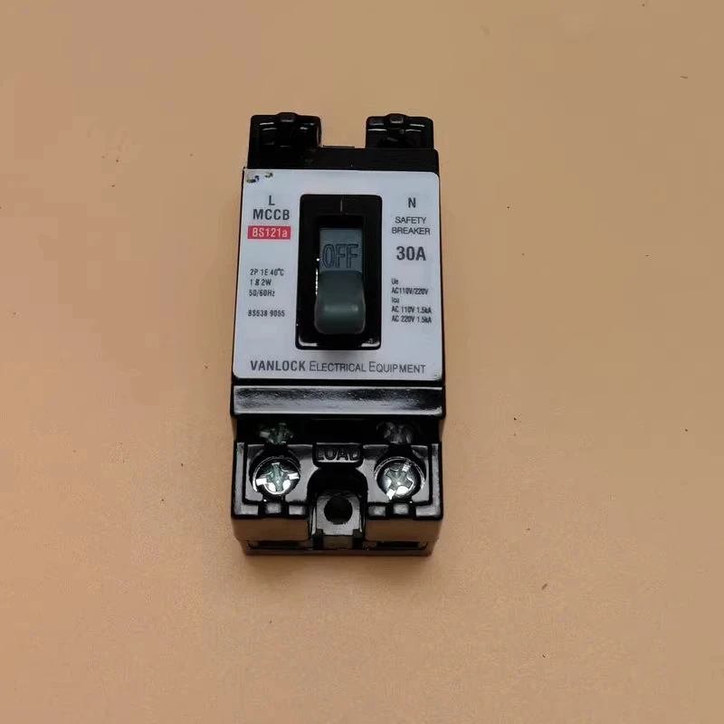 MCCB BS121a Outlet Circuit Breaker 10A 20A 30A 15A 2P Air Switch, Leakage Protector