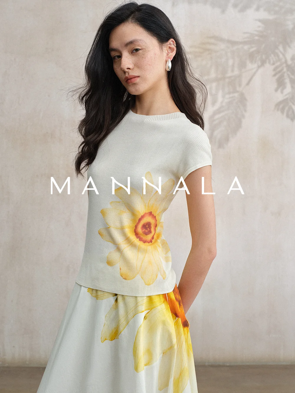 

Женский трикотажный топ Mannala с ручной росписью, круглым вырезом, облегающим кроем и мультяшным принтом из лиоцелла