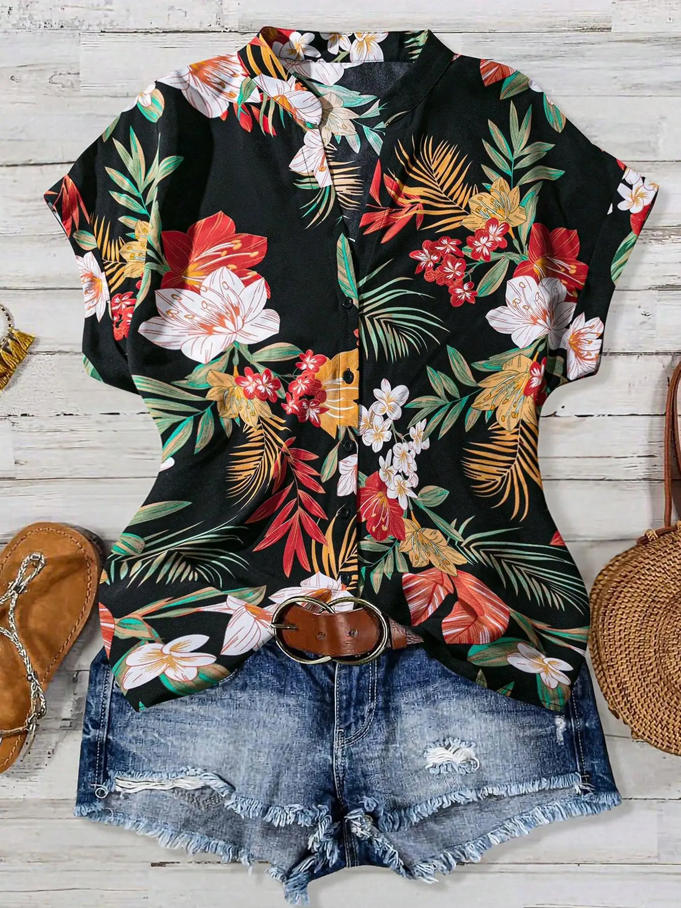 

Plus Size Casual Shirt with Butterfly Pattern, Moderate Thickness for All Seasons, Fitted Top for Ages 25-54