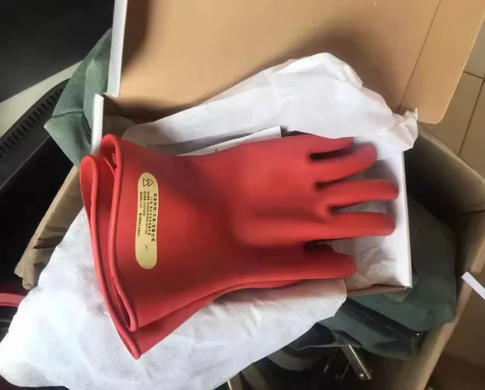 

​ ​ Резиновые изоляционные перчатки класса 00, 5 кВ — латексные защитные варежки с удлиненной манжетой для электриков