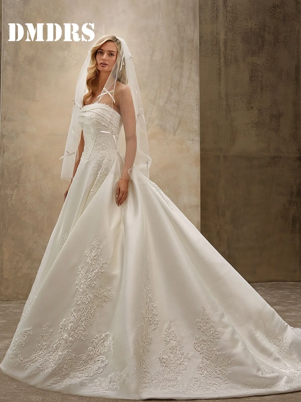 Elegante Brautkleider mit 3D-Blumen, romantische trägerlose Brautkleider, stilvolle bodenlange Brautkleider aus Satin, Vestidos De Novia