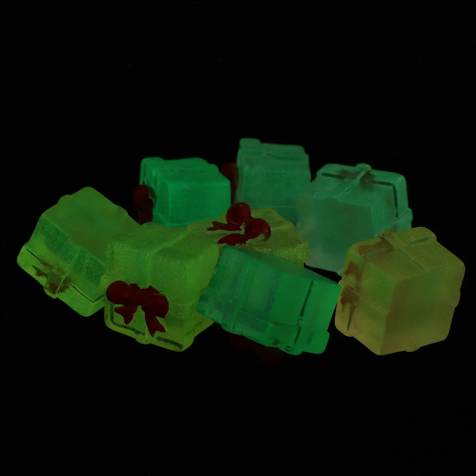 8 個暗闇で光るミニ樹脂ボックス小さなプレゼントの装飾品妖精の庭の装飾デスクトップアクセサリーミニ樹脂ボックス