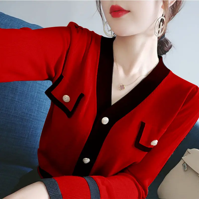 2024 Autumn New Contrasting Color Temperament Celebrity Knitted Sweater Cardigan Versatile Women's V-neck Niche Top