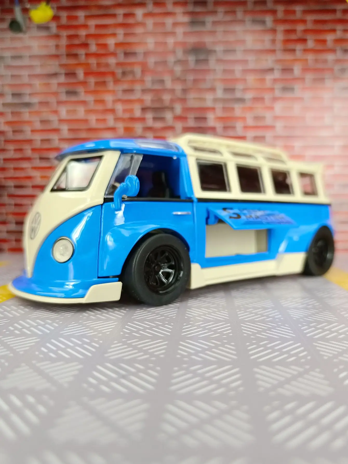 1:32 Simulated Volkswagen T1 alloy car model ornament, business car door can open  has simulated sound and lighting functions