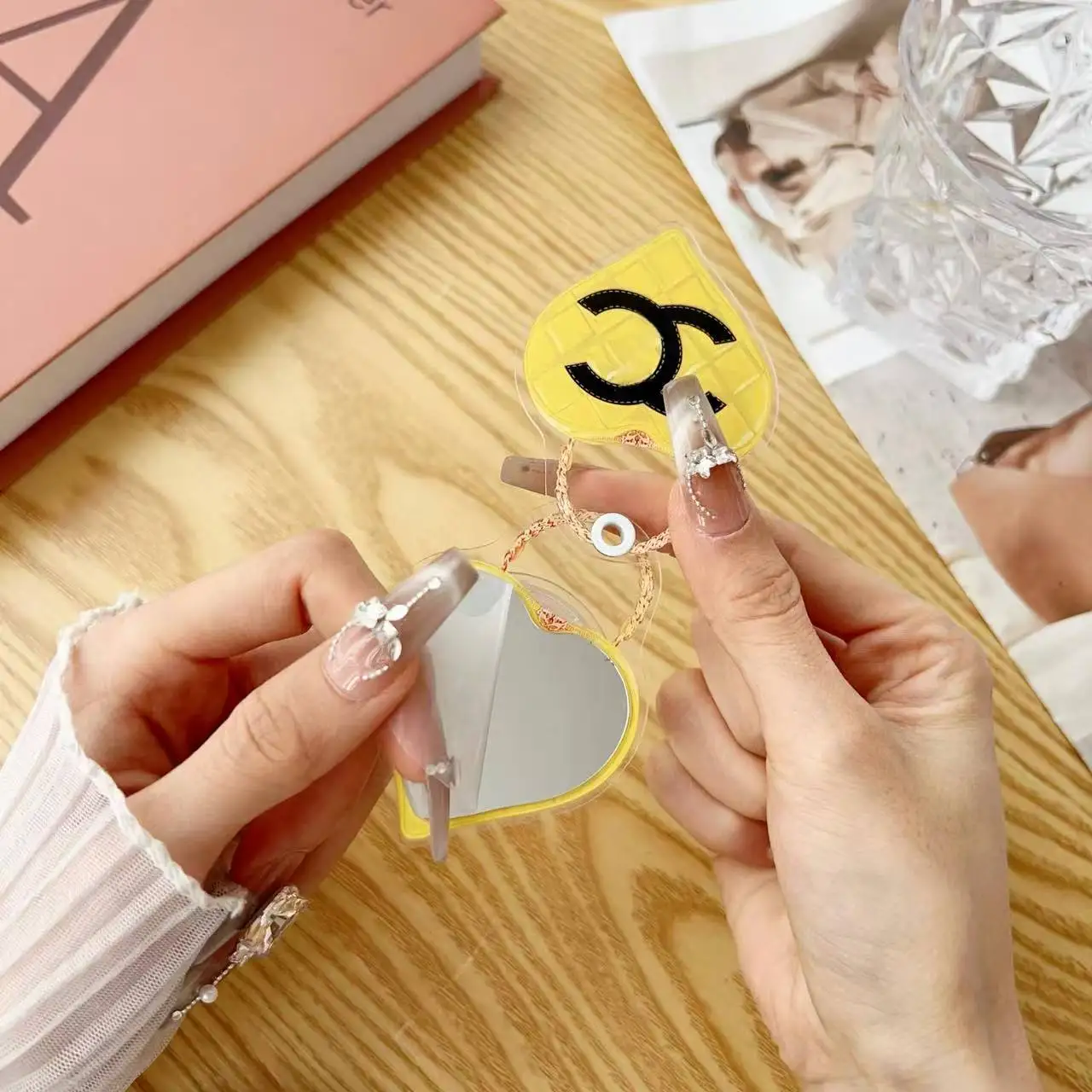 

Lazy Stand Grip Tok Phone Holder Support IPhone 15 16 Magsafe Accessories Cute Love Mirror Design for Student Office Desk