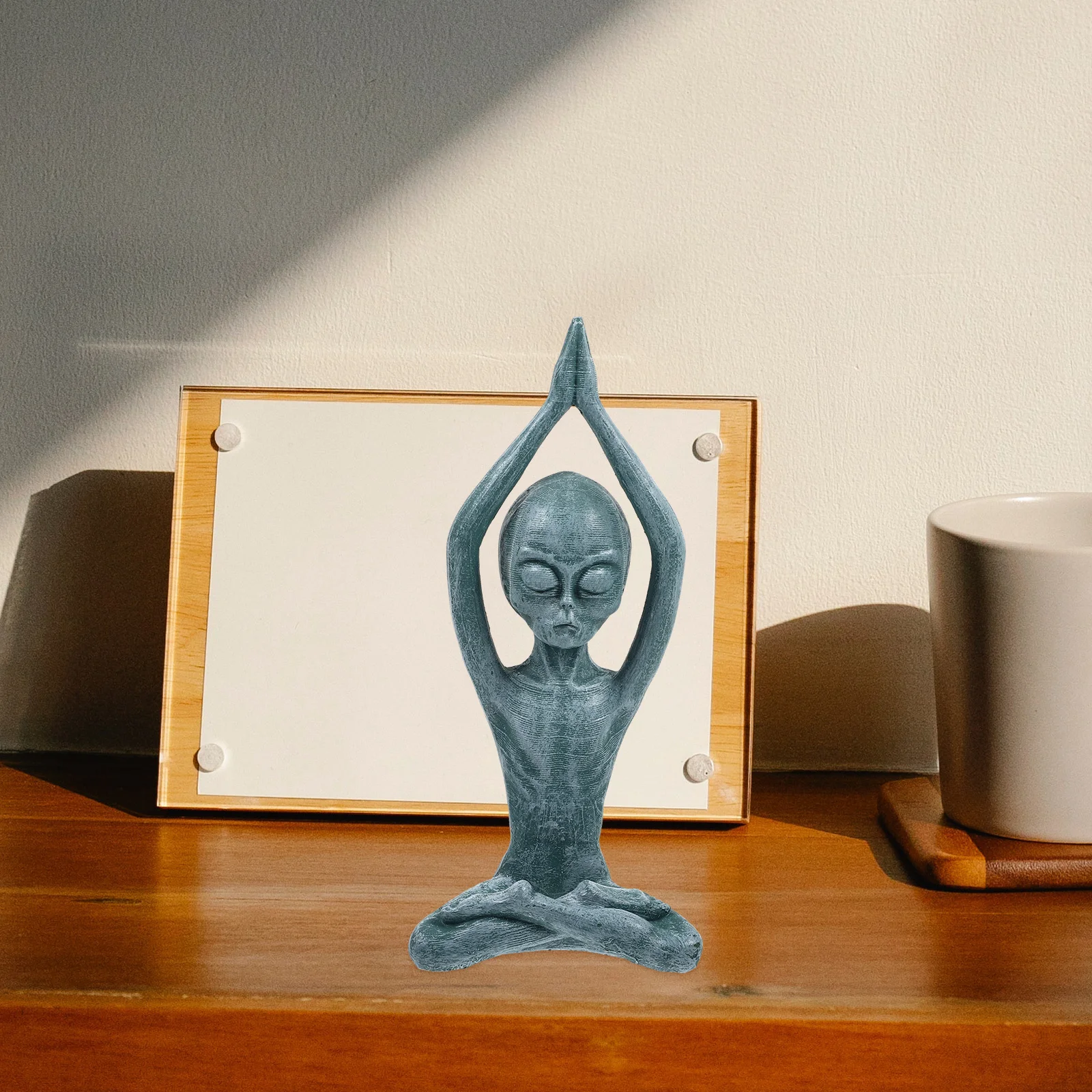 

1pc Resin Pose Decoration Desktop Statue Desktop Statue For Home Study Living Room Bedroom Resin Ornament