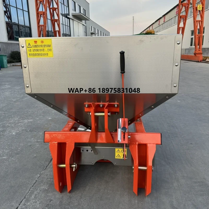 800L three-point suspension PTO gearbox salt spreader, installed on the tractor, salt spreader width 6-18m, power 40-90hp