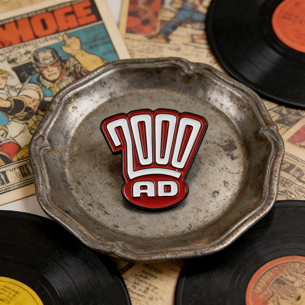 Klassisches 2000-AD-Logo Hartemaille-Pin Vintage Britisches Comic-Abzeichen Retro Sci-Fi Manga Broschen Sammlerstücke Geschenk-Accessoires für Fans – Detail 3