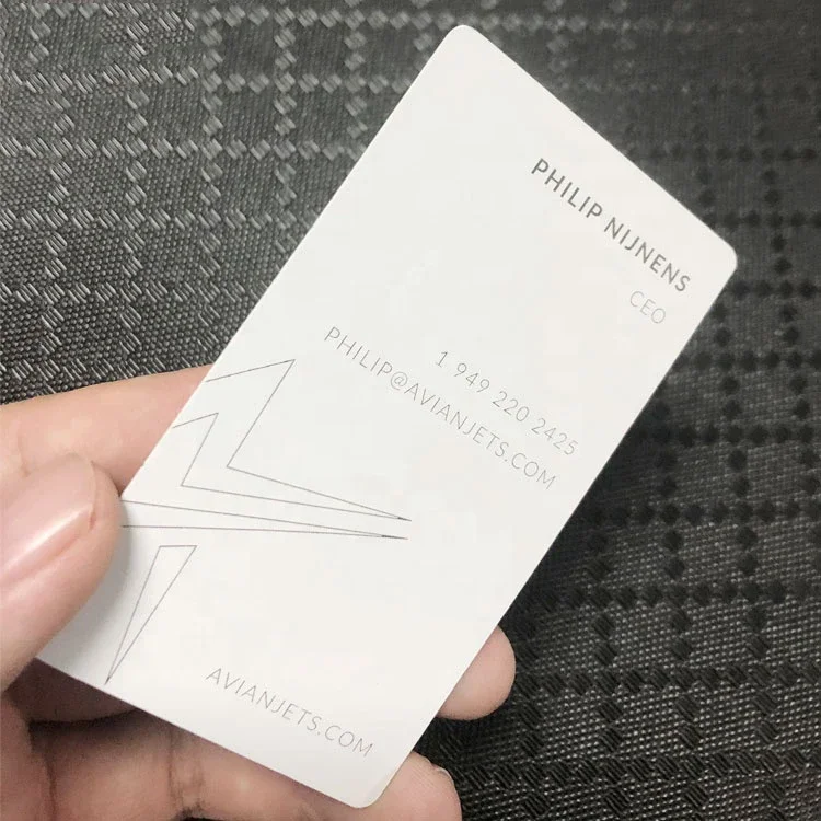 

2025 Новые металлические визитные карточки размером белой кредитной карты с лазерной гравировкой для персонализированных персонажей логотипа