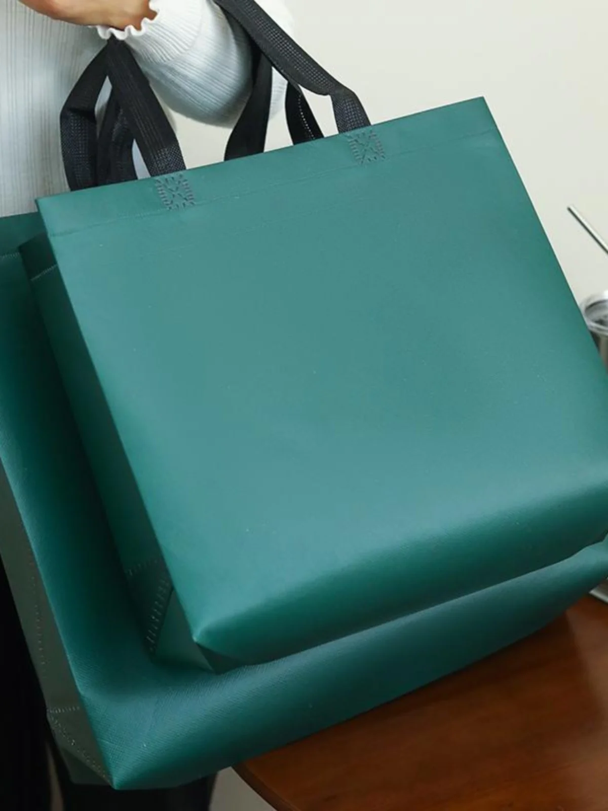 nova-bolsa-ecologica-de-tecido-laminado-nao-tecido-para-loja-de-roupas-bolsa-feminina-reforcada-com-impressao-de-logo