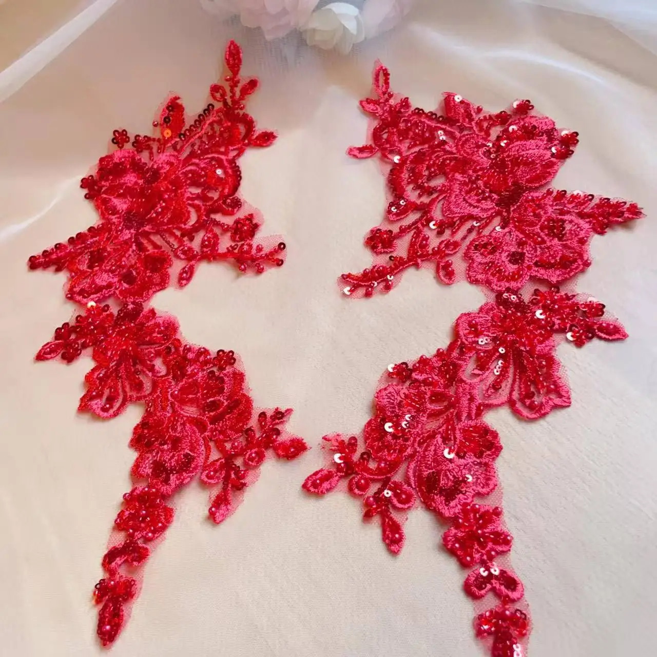 1 Paar. 10 Farben. Perlenbestickte Spitze mit Spiegelblumen, glänzende Tanzkostüme und Kopfbedeckungen, Kleidungsapplikation. Aufnäher für Kleidung – Detail 10