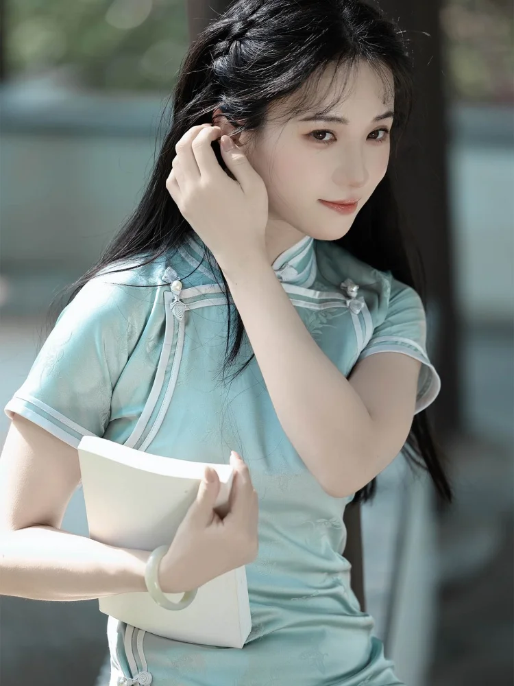 

Весенняя орхидея с эффектом памяти между прощалыми длинными летними источниками Ципао Традиционный китайский слэ Длинный ор Све Дышащийся