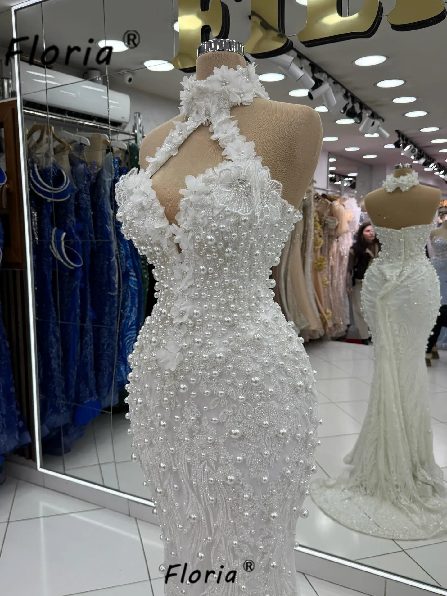 Abito da sposa bianco di lusso Perle di perline Appliques Sirena 3D Abiti da festa da sposa Prom Fiori personalizzati Design Abiti da gala