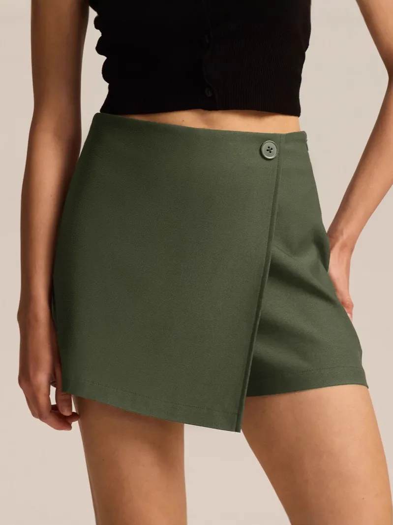 Saia Curta Feminina de Verão com Zíper e Cintura Alta, Elástica, Elegante e Casual, em Poliéster de Cor Sólida