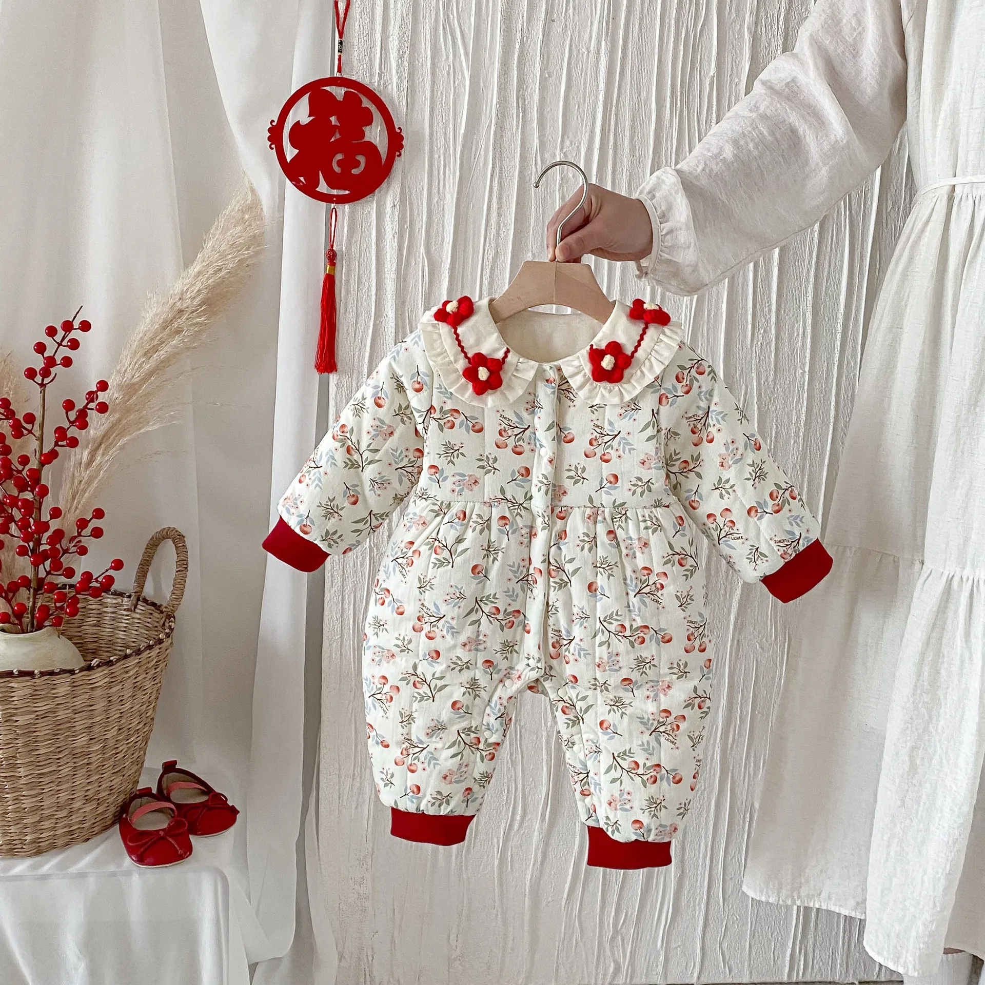 Baby Clothes 2025 Winter New Cotton and Velvet Princess Baby Girl's Jumpsuit Warm Bag Fart Clothes