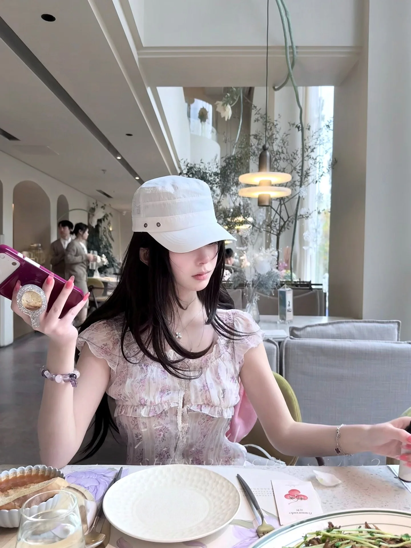 

Нежный фиолетовый шифоновый топ с цветочным принтом для женщин: красивый, стройнящий, с рукавами-фонариками, коротким рукавом и круглым вырезом, для повседневной носки весной.