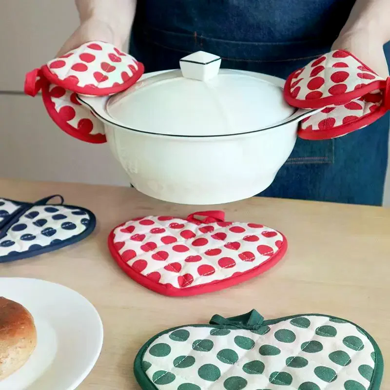 

Heart-shaped Hand Clip Heat Insulation Pad Coaster Anti-scalding Gloves Baking Kitchen High Temperature Resistant Oven