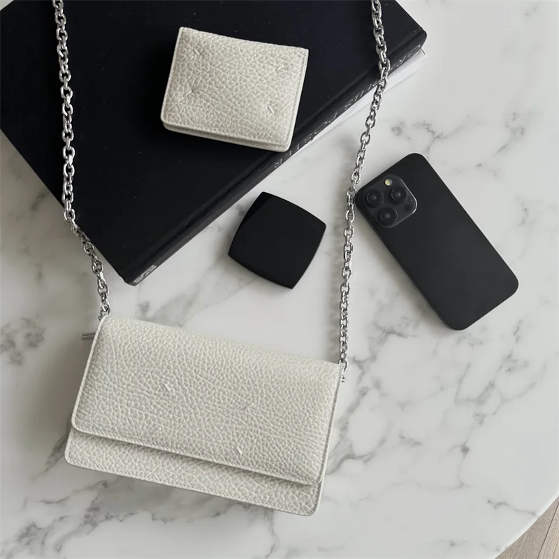 borsa-a-tracolla-endless-abyss-ivory-ideale-per-viaggi-con-scomparto-per-passaporto-molteplici-tasche-chiusura-a-patta-modello-woc-forma-quadrata-stile-coreano-casual-con-catena
