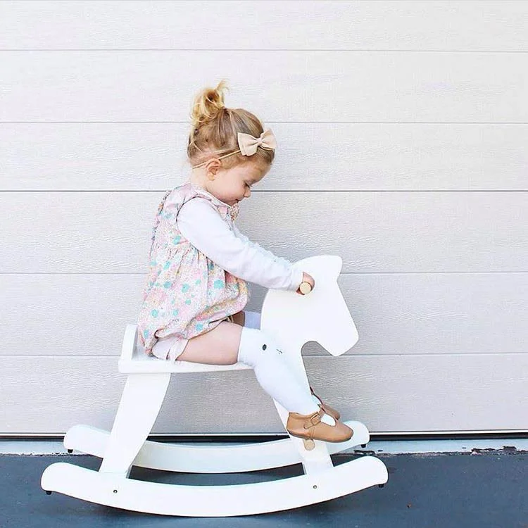 Cavallo a dondolo in legno di troia in legno cavallo seduto per bambini giocattoli educativi per bambini decorazioni per la camera dei bambini