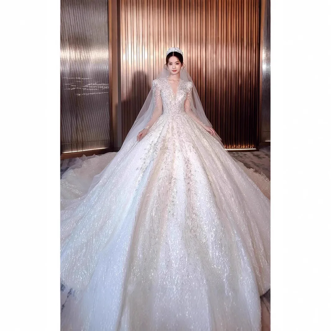 Vestido de novia atemporal de estilo francés: escote en V profundo, alta costura nupcial de encaje de manga larga con cola capilla