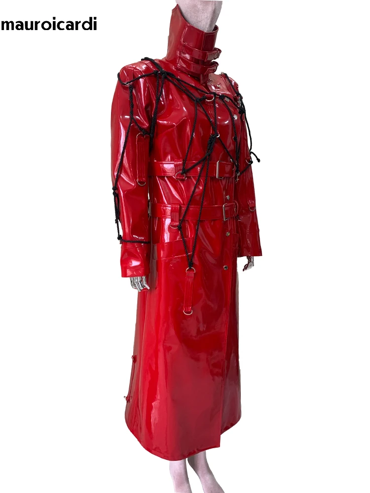 Mauroicardi 秋クールロング光沢のある反射赤パテントフェイクレザーコート女性巾着ダブルベルトパンクスタイルの服