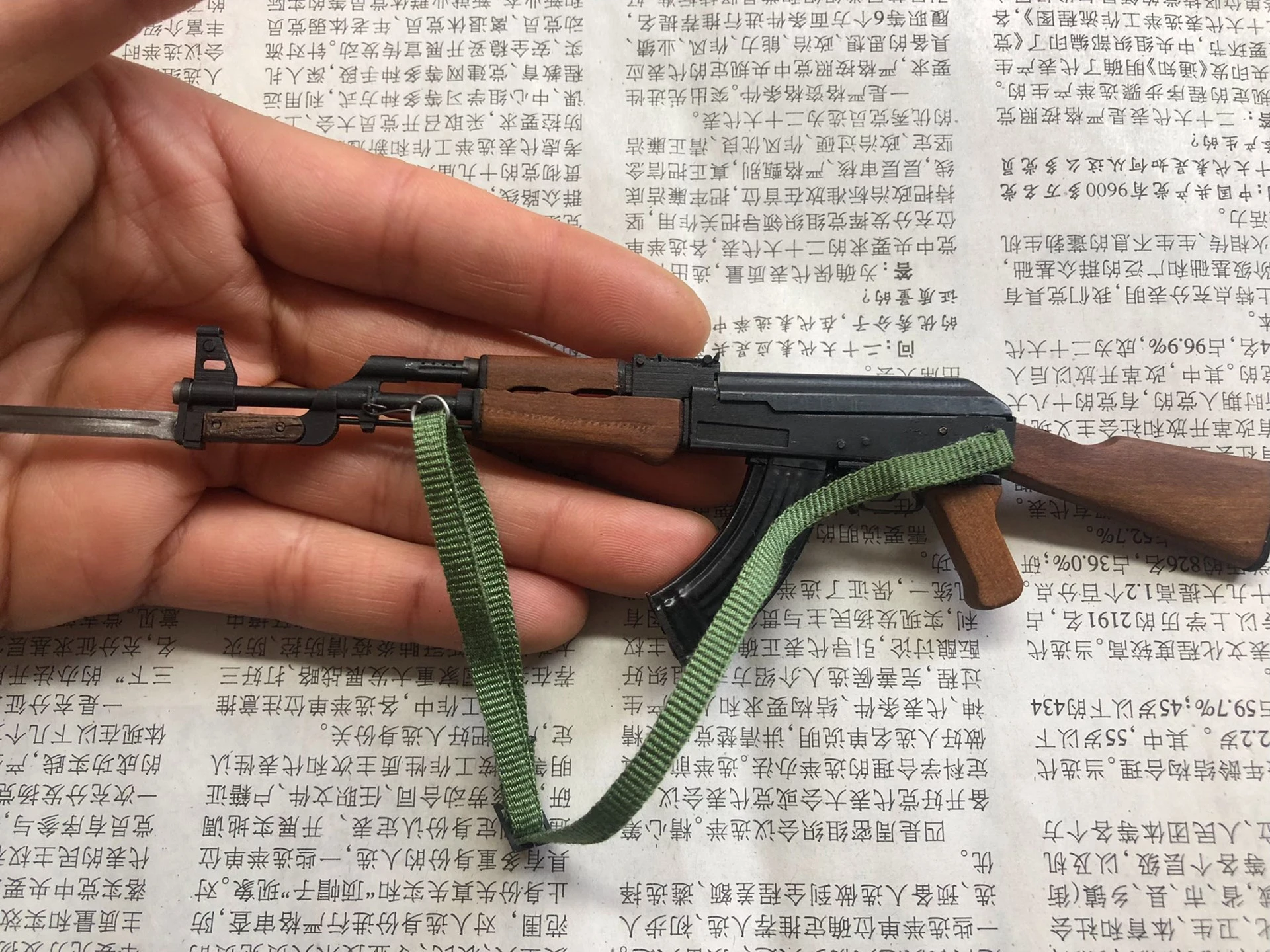 Mini fusil jouet en bois massif fait à la main, soldat pour figurines d'action, AK47, 1:6