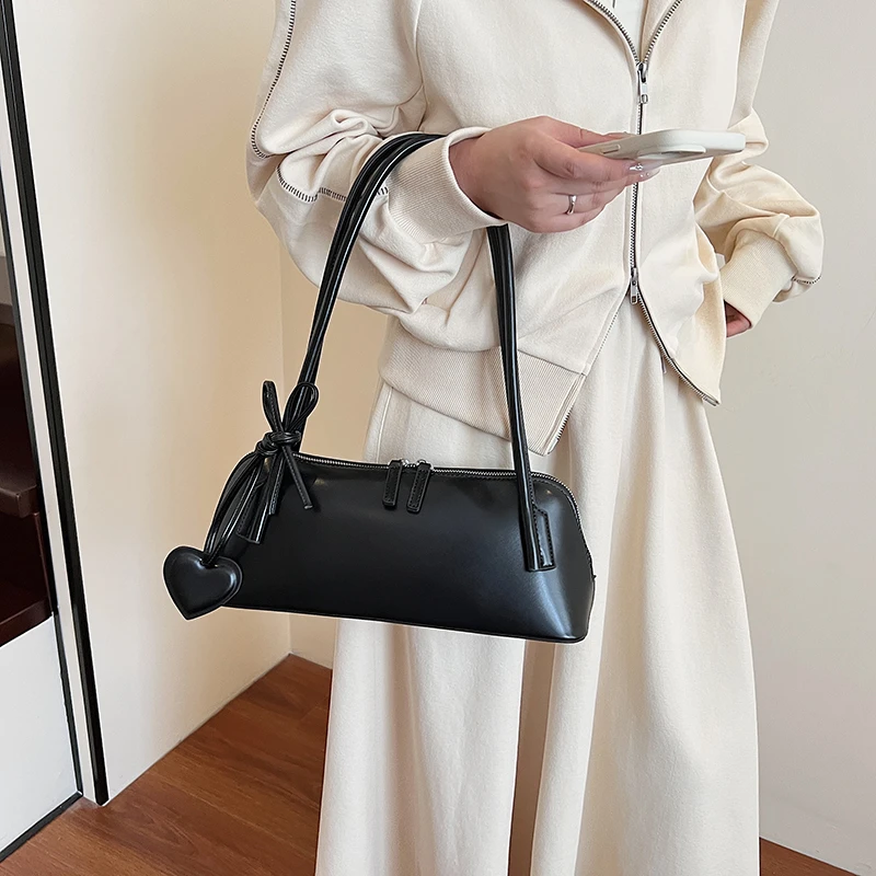 2025 الخريف والشتاء موضة جديدة الصلبة بولي PU حقائب كتف مربعة شعبية بسيطة تنوعا الشعور على حقائب الإبط الفاخرة للنساء