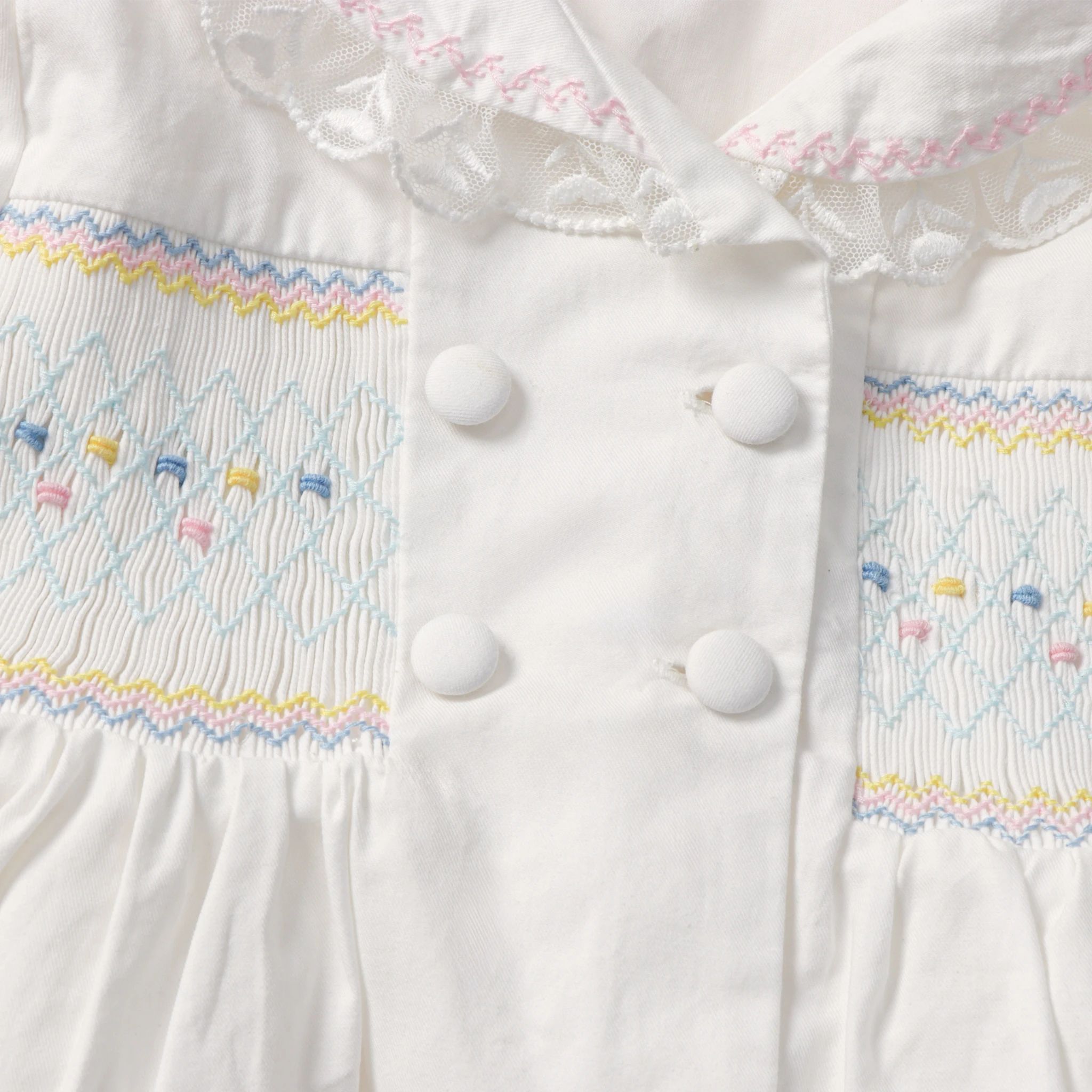 Handgefertigtes, smokiertes Babykleid im spanischen Vintage-Stil, Boutique-Kleid für Kleinkinder, weißes Taufkleid mit Peter-Pan-Kragen und Schleife, Bloomer-Set – Detail 10