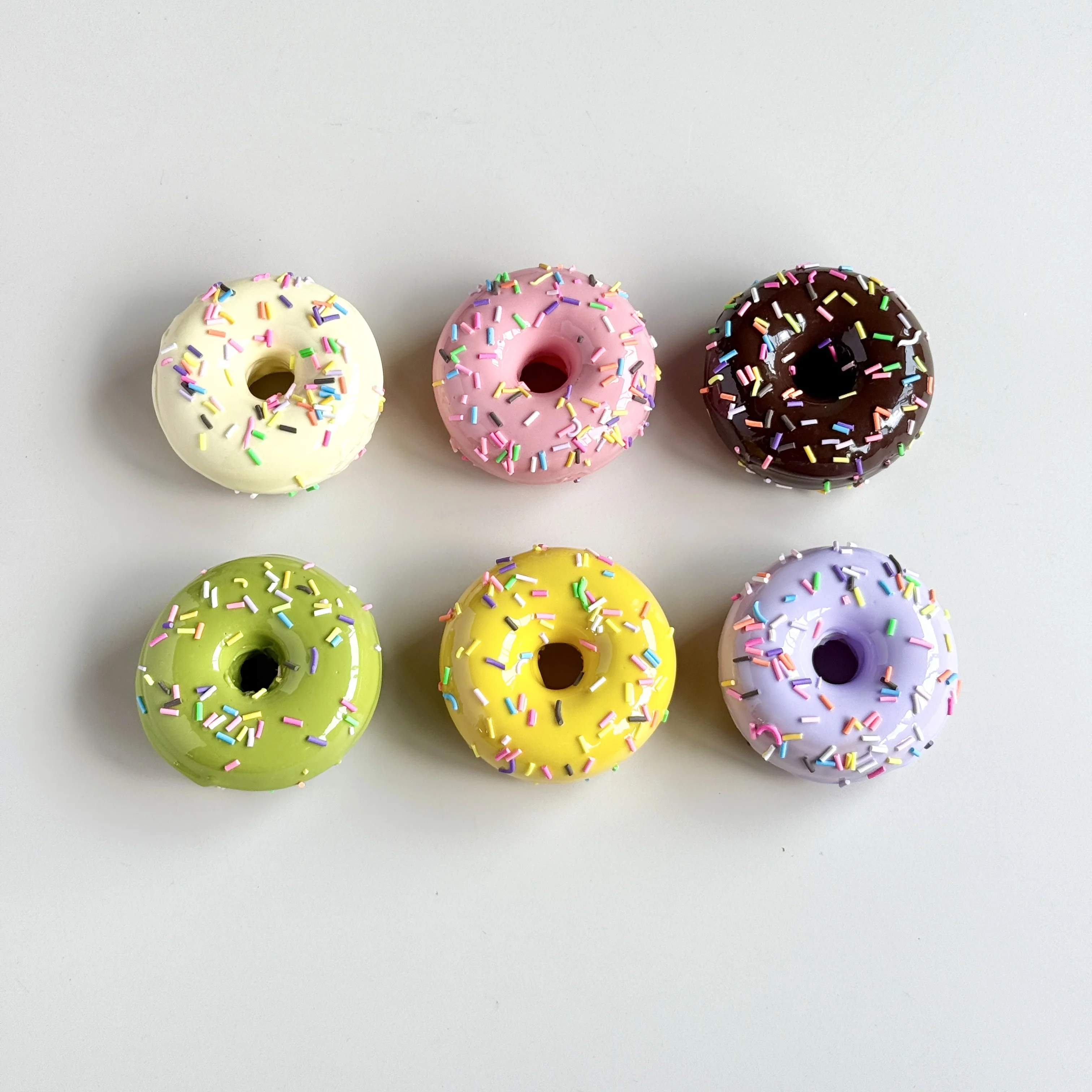 Donut colorido falso con rociadores, decoración realista de panadería para fiesta, boda, mesa de postre, exhibición, modelo de comida falsa de 8,5 cm