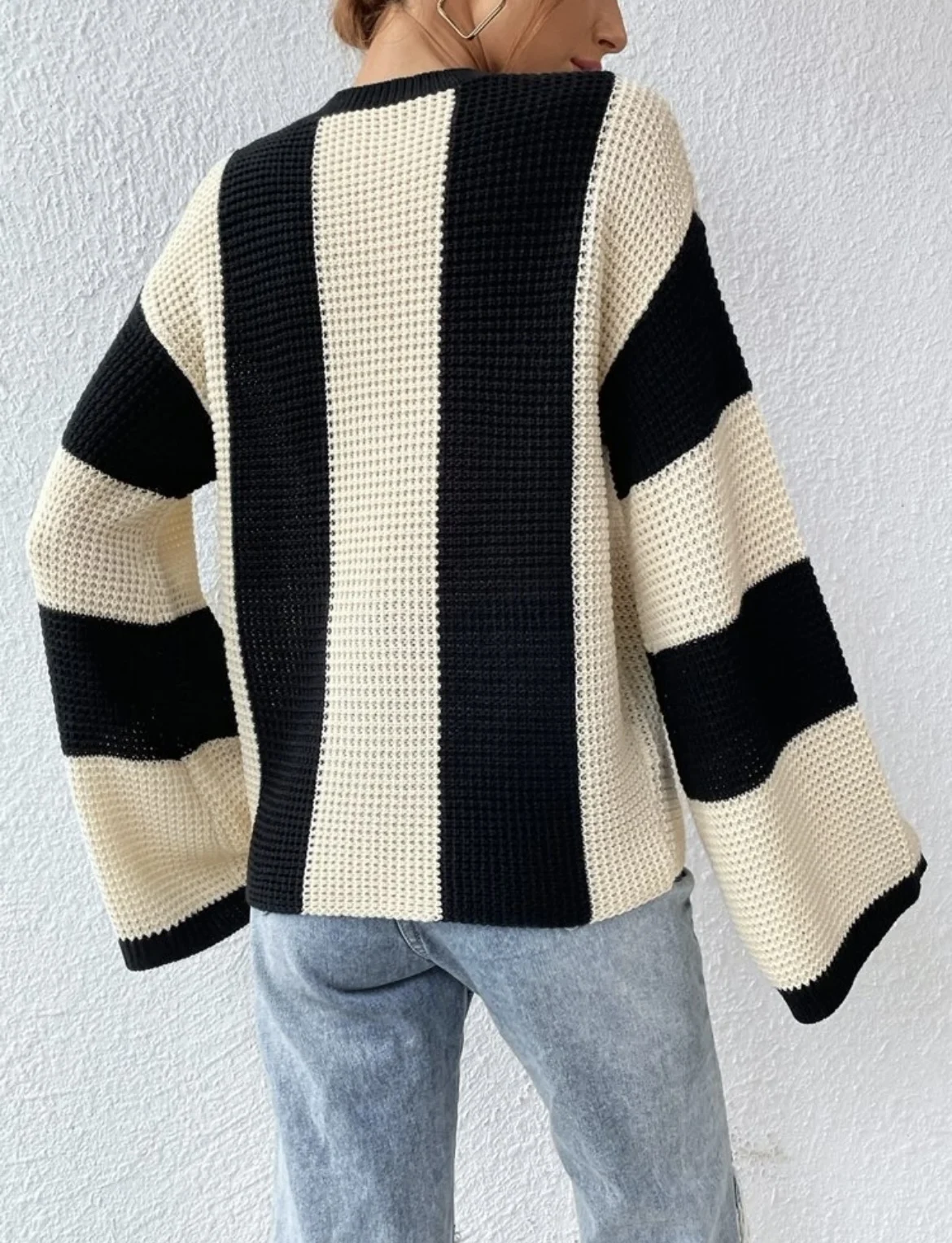 Autumn and winter women\'s fashion design loose knitted sweatshirt black and white striped contrast flared sleeve top