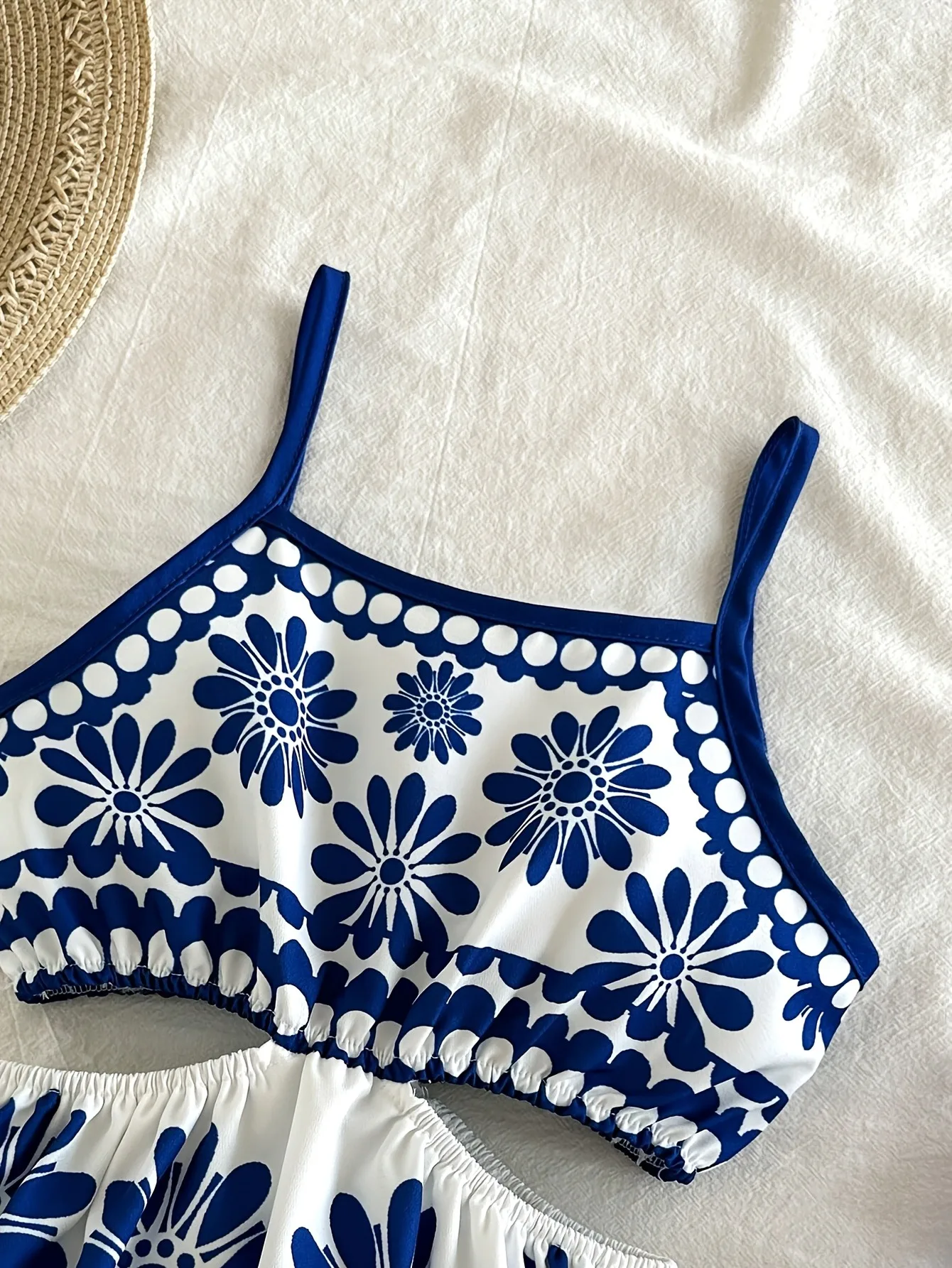 Trendiges Mädchen-Sommerkleid, Weiß mit Blauen Gänseblümchen, Ethnischer Blumendruck, Dünne Träger, Taille Ausgeschnitten, Fließender Rock für Tropische Urlaubsorte – Detail 5