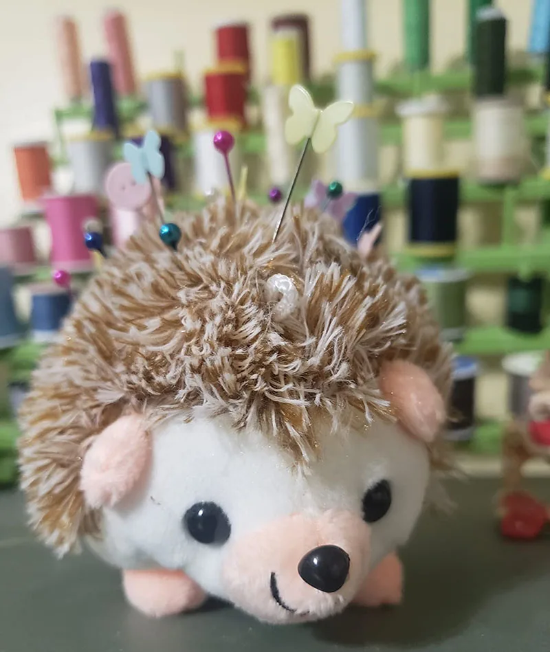 Hedgehog Pin Cushion with Pins Set Include 1 Pcs Cute Pin Cushion and 100 Pcs Butterfly Flat Head Straight Pins for Sewing DIY